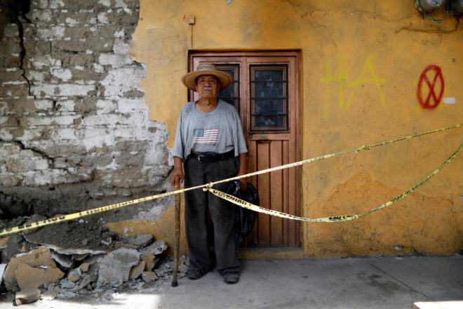 LUIS GARCA. 79 AOS. Albail en la localidad mexicana de Jojutla de Jurez, posa ante su casa, marcada con una HA de habitable. "Ninguna de las casas que he construido qued daada por el terremoto".