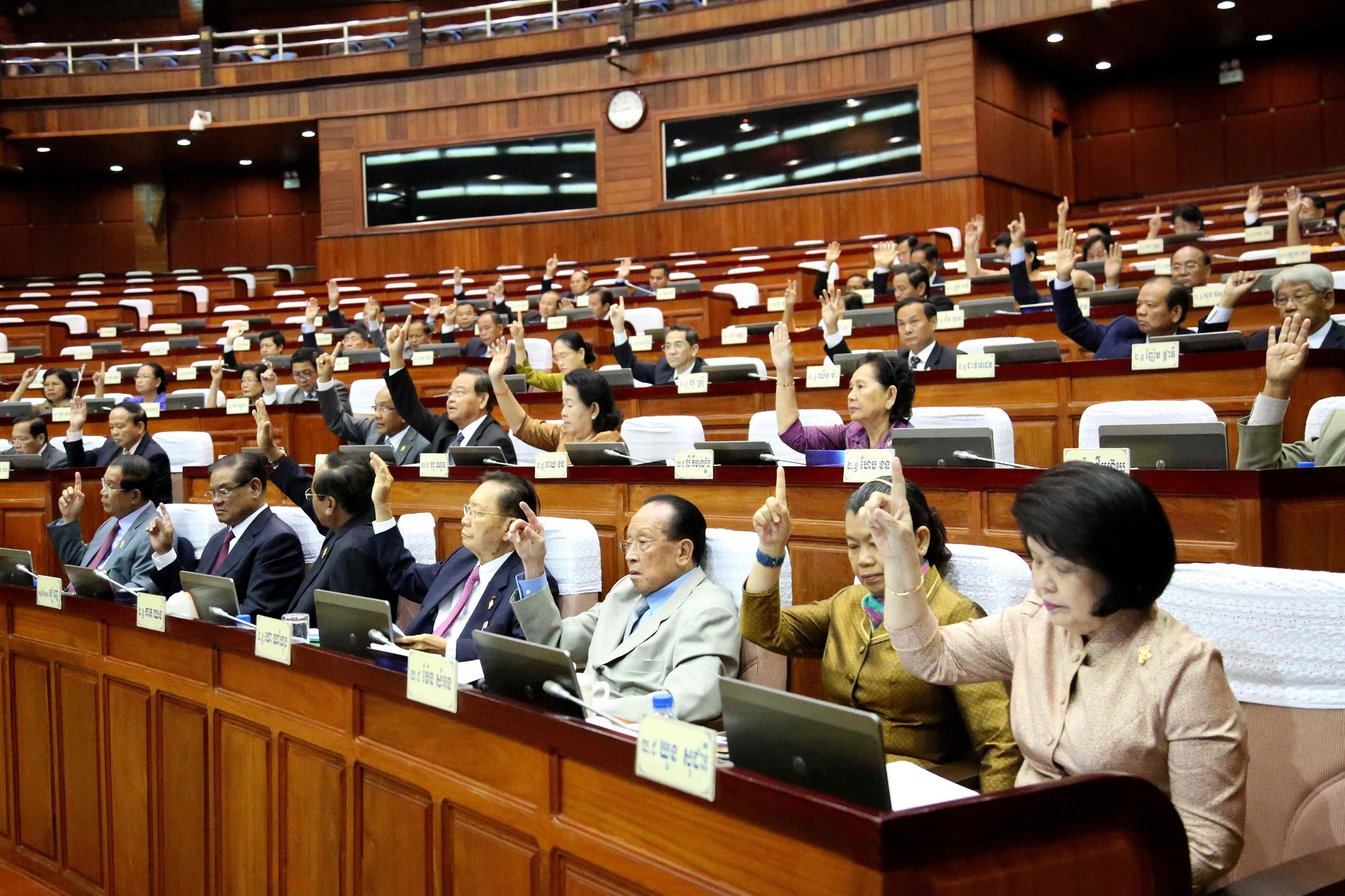 Los miembros de la Asamblea Nacional camboyana votan para redistribuir los escaos del CNRP tras su disolucin.