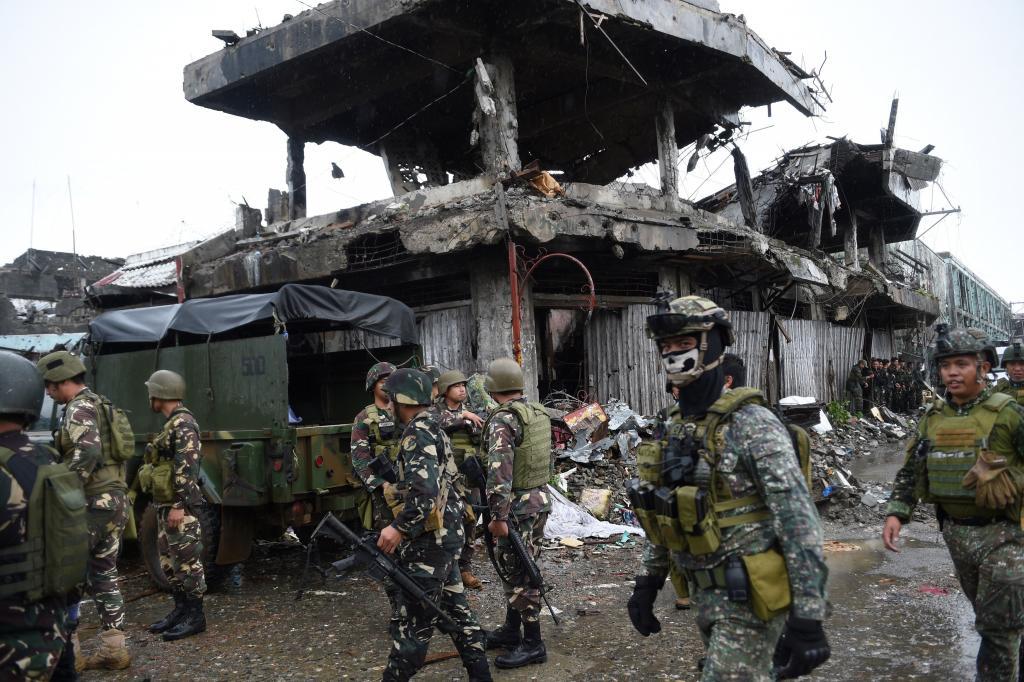 Soldados filipinos recorren los escombros de la ciudad de Marawi tras anunciar Duterte hoy su liberacin.