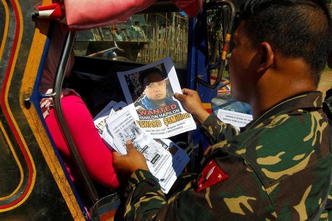 Soldados filipinos con la imagen de Isnilon Hapilon, abatido en los combates en Marawi.