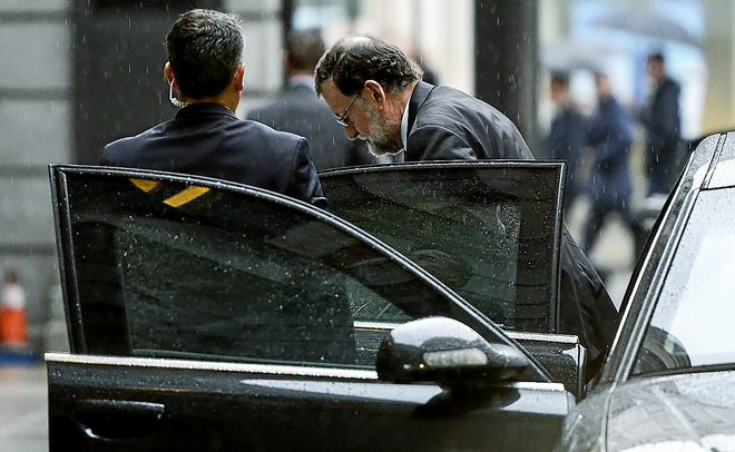 Mariano Rajoy llega ayer al Congreso de los Diputados para intervenir...