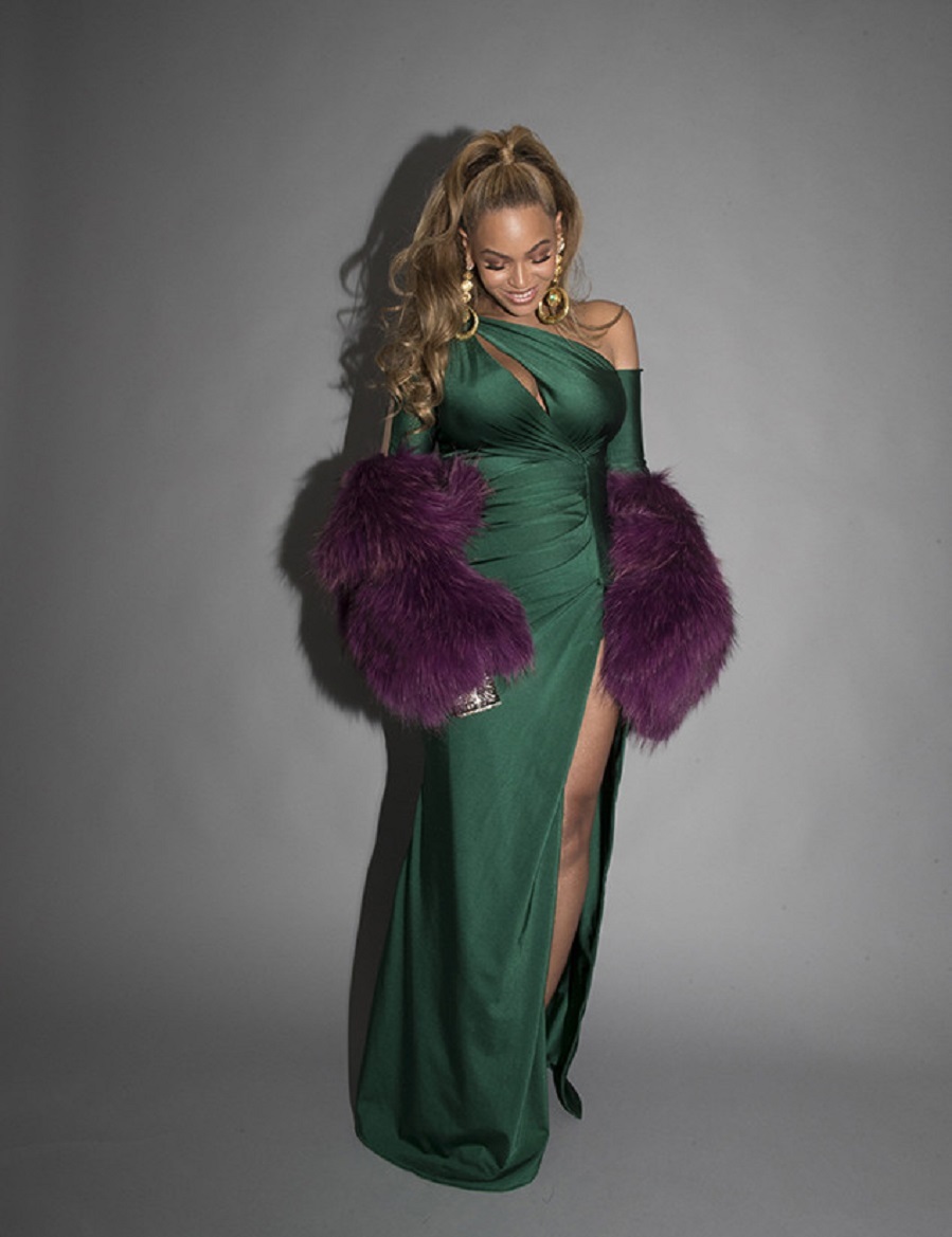 Vestido en color esmeralda con apertura lateral y escote, hecho a...