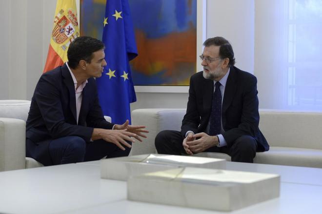 El presidente del Gobierno, Mariano Rajoy, recibe en La Moncloa al...