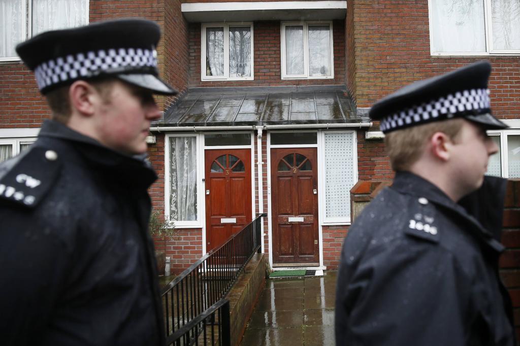 Dos policas patrullan un barrio de Londres.