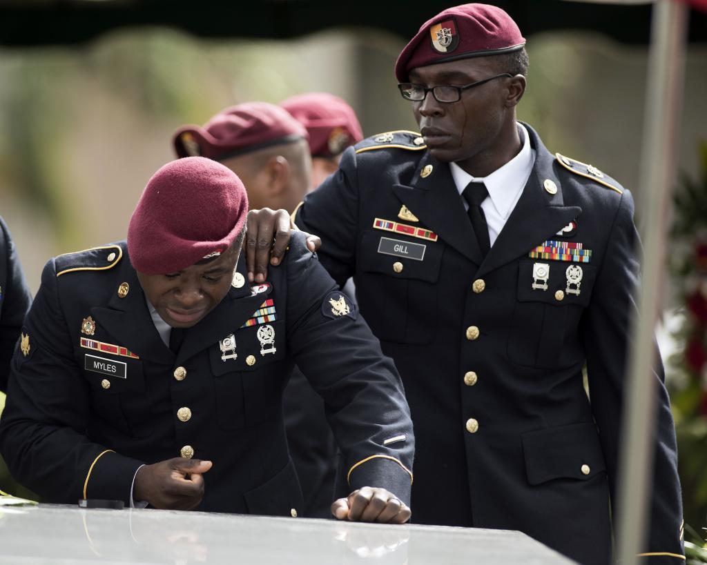 Compaeros del soldado La David Johnson lloran durante su funeral.
