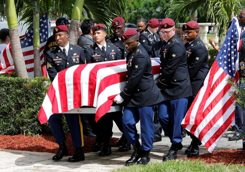 Soldados compaeros de La David Johnson portan su fretro en el entierro en Hollywood.