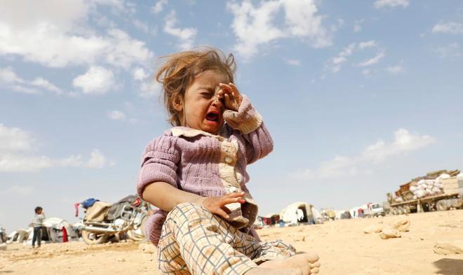 Una nia siria llora en un campamento en Ain Issa para los desplazados que han huido de Raqqa.
