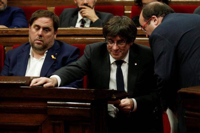 Puigdemont e Iceta durante la sesin de ayer del Parlament.