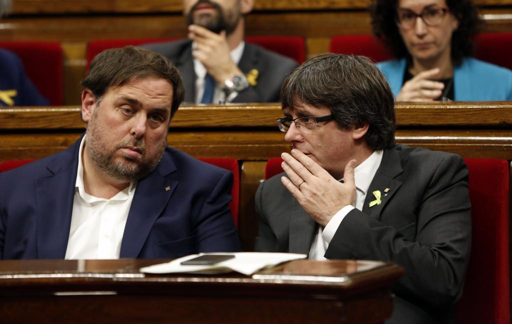 Oriol Junqueras y Carles Puigdemont en el pleno del pasado 27 de...