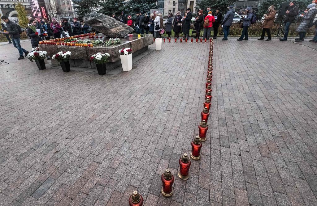 Decenas de personas colocan velas por las vctimas de la puga stalinista en Mosc.