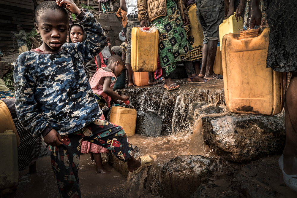 Nios tomando agua de una fuente en Bukavu.