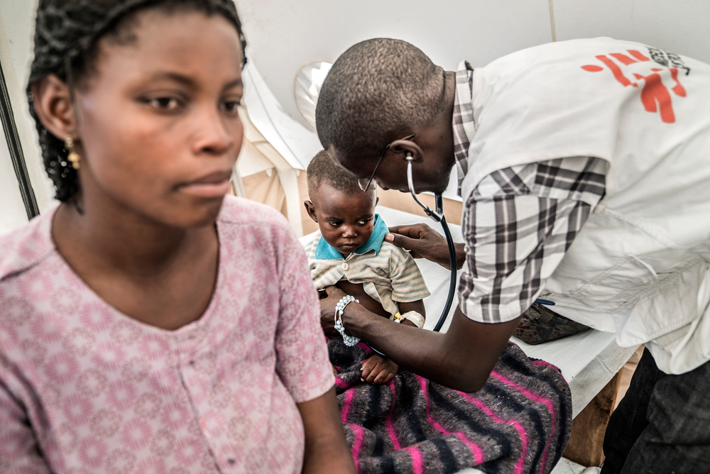 Un mdico examina a un nio con tratamiento de clera en Kihumba.
