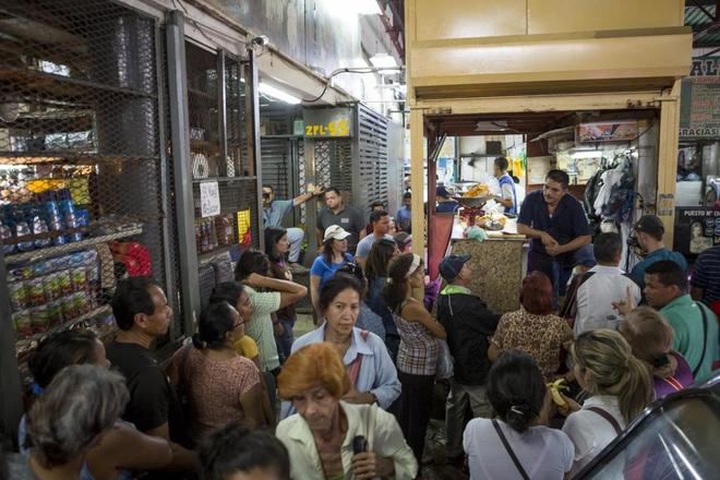 Un grupo de personas hace compras en un mercado popular  en Caracas.