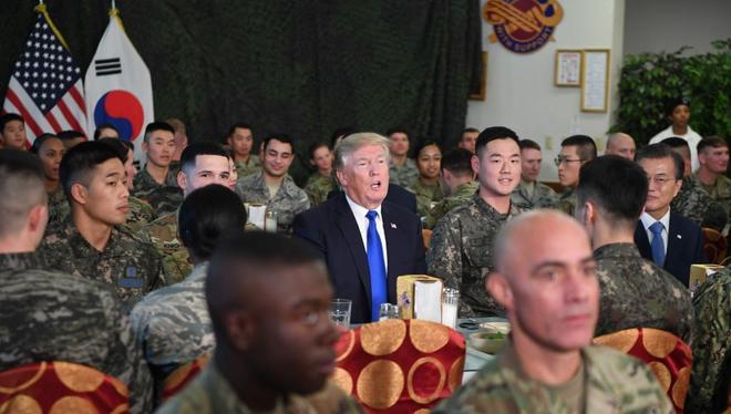 Trump se dirige al personal militar de la base de Camp Humphreys, en Corea del Sur.