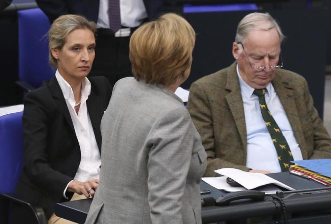 Merkel pasa junto a los lderes de la AfD, Alexander Gauland y Alice Weidel.