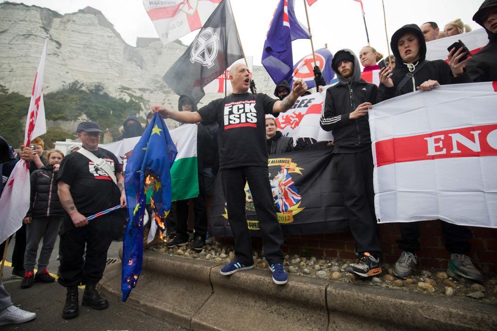 Un grupo de militantes de ultraderecha quema banderas europeas en Dover, al sur de Inglaterra.