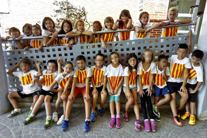 Niños del colegio Segària de El Verger (Alicante) con banderas...