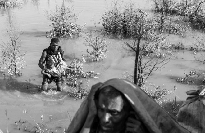 Dos hombres rohingya cruzan el ro Naf para llegar hasta Bangladesh.