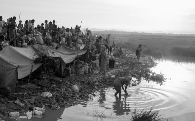 Decenas de rohingya reunidos cerca del ro Naf, desde donde continuarn su viaje a Bangladesh.