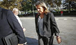 La tesorera del PP, Carmen Navarro, llega a los juzgados de Valencia...