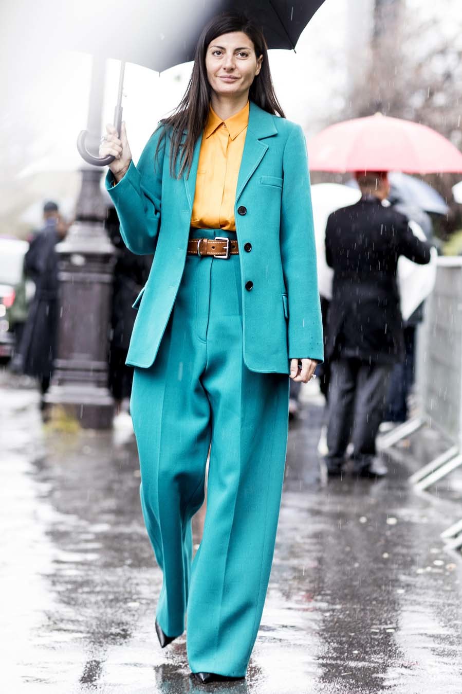 Giovanna Battaglia con blazer azul y pantaln alto y ancho del...