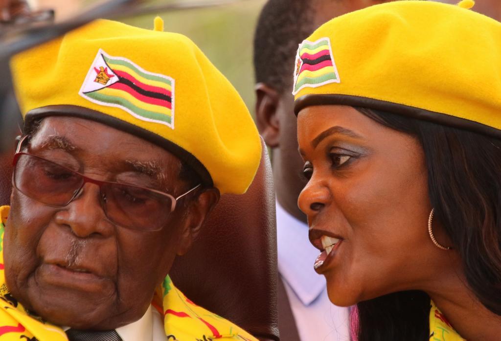 Grace Mugabe susurra al odo a su marido, Robert Mugabe, durante un congreso en Harare.