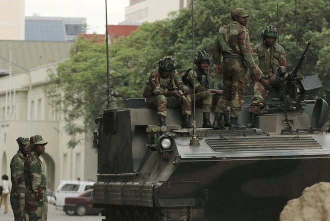Soldados junto a un vehculo armado en una calle del centro de Harare, la capital de Zimbabue.