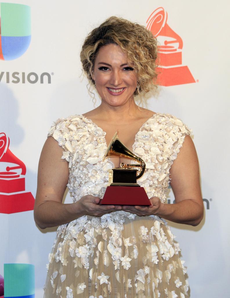 La compositora Erika Ender posa con su premio por Mejor Cancin del...