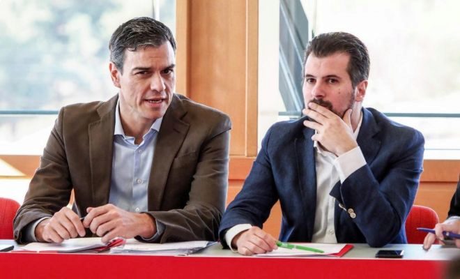 Pedro Snchez, con el secretario general del PSOE en Castilla y...