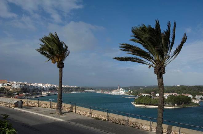 El puerto de Mahn (Menorca) azotado por el fuerte viento