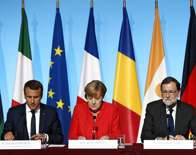 Emmanuel Macron, Angela Merkel y Mariano Rajoy, en una cumbre...