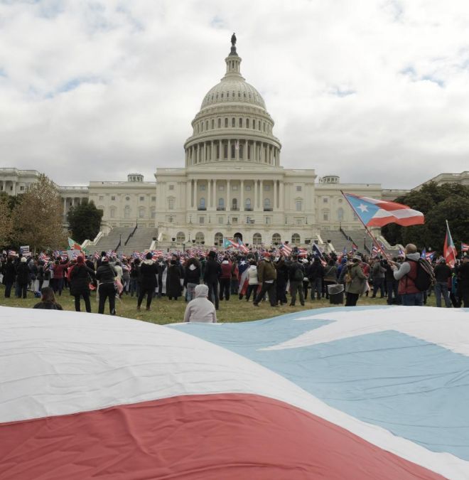 Cientos de puertorriqueos protestan frente a la Casa Blanca el domingo.