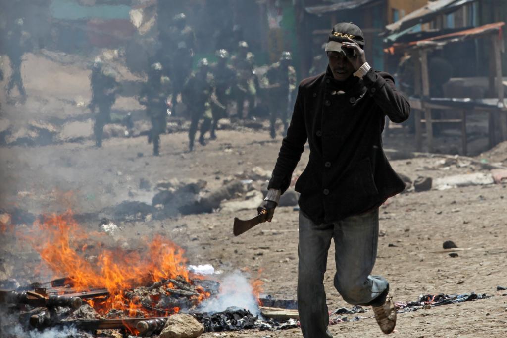 Un seguidor de Raila Odinga es perseguido por militares en Nairobi, Kenia