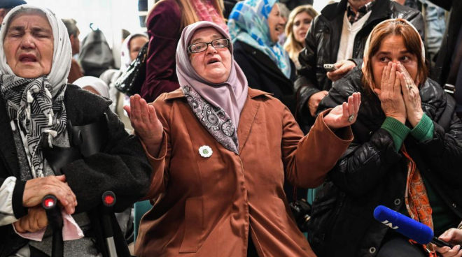 Familiares de las vctimas de la guerra de Bosnia muestran su alegra por el veredicto en La Haya.