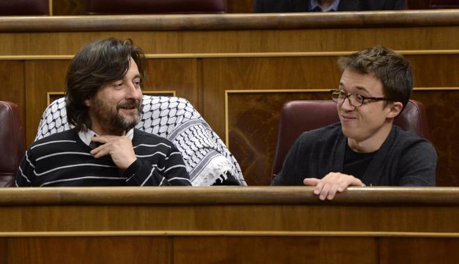 Los parlamentarios de Podemos Rafael Mayoral e igo Errejn, en el...
