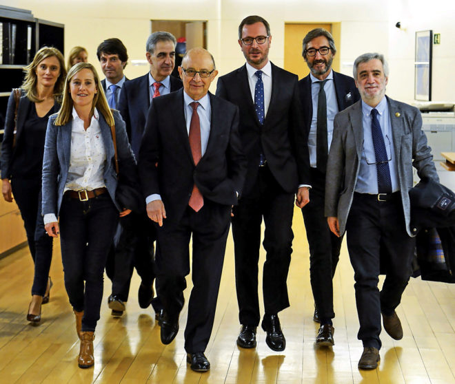 El ministro de Hacienda, Cristbal Montoro, junto a miembros del PP...