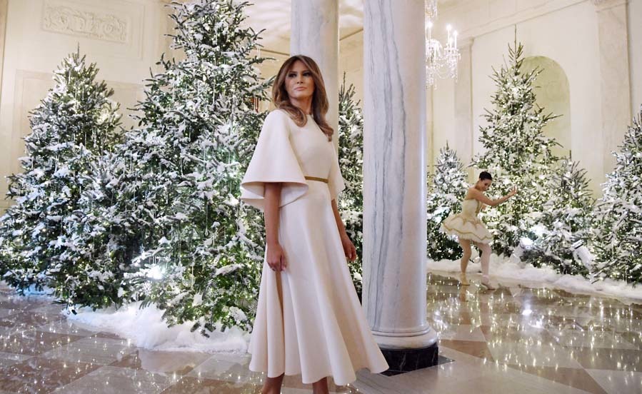 Melania Trump posa con la decoracin de Navidad de la Casa Blanca