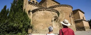 Dos turistas delante del Monasterio de Sijena, en Huesca.