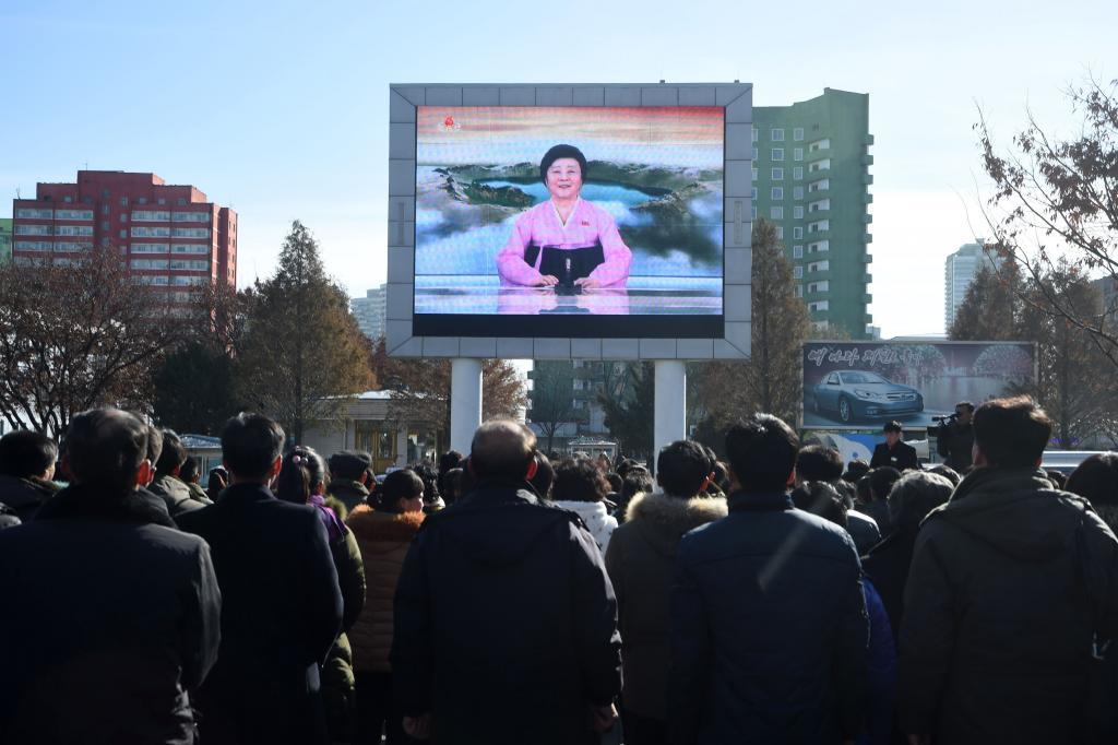 La famosa presentadora norcoreana, Ri Chun-hee, anuncia el lanzamiento del misil en Pyongyang.