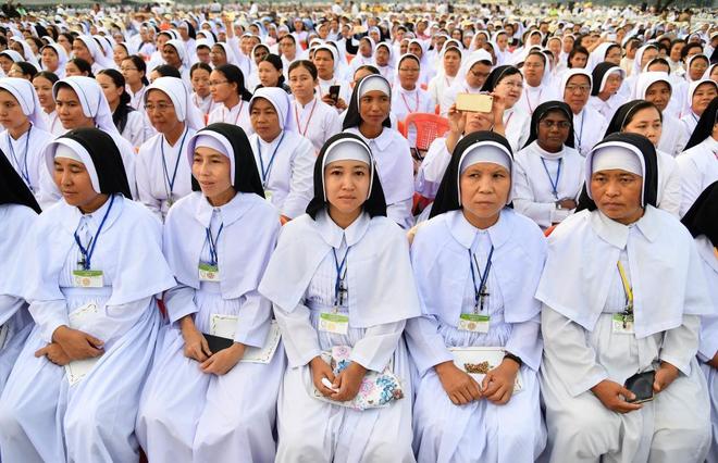 Monjas catlicas esperan antes de la Santa Misa en el Kyaikkasan Grounden, en Rangn (Birmania).