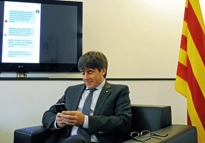 Carles Puigdemont durante un chat con ciudadanos en la sede de la...