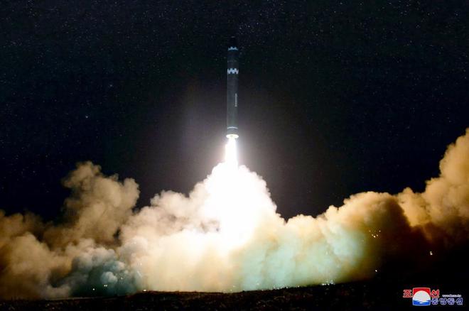 Imagen del lanzamiento del misil norcoreano Hwasong-15, capaz de alcanzar todo el territorio estadounidense.