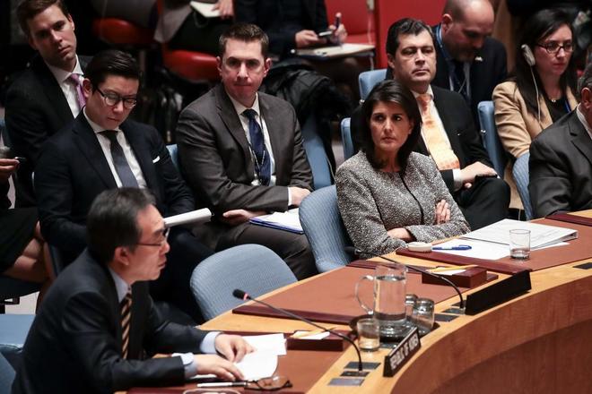 Nikki Haley escucha al embajador surcoreano en la ONU durante la reunin de emergencia del Consejo de Seguridad