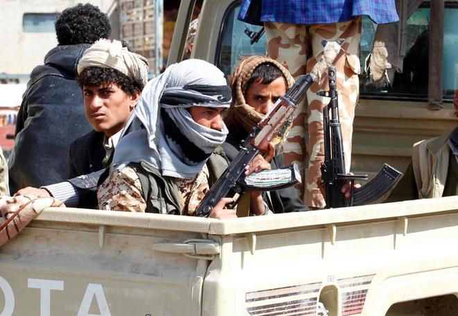 Militantes hutíes viajando durante las tensiones entre rebeldes hutíes y fuerzas leales al ex presidente Saleh.