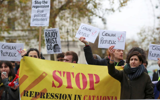 Un grupo de catalanes protesta por la situacin en Catalua frente al 10 de Downing Street, coincidiendo con la visita de Rajoy.