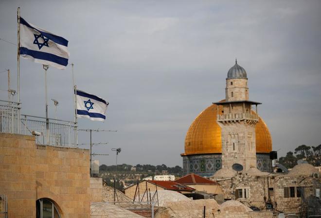 Dos banderas israeles ondean frente a la Explanada de las Mezquitas, en la ciudad vieja de Jerusaln.