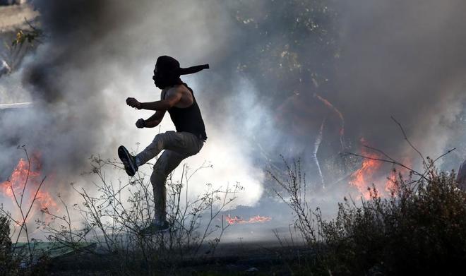 Palestinos se enfrentan a soldados israeles durante unas protestas en Ramala (Palestina).