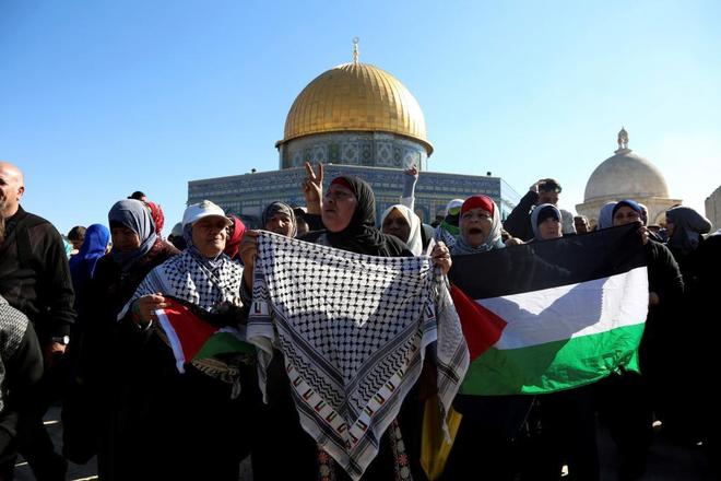Palestinos protestan en los alrededores de la mezquita Al-Aqsa, en Jerusaln