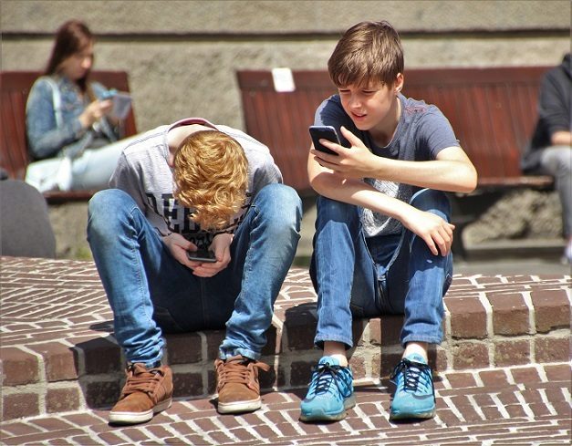 La France interdit l'utilisation des téléphones portables dans les écoles, même pendant les récréations