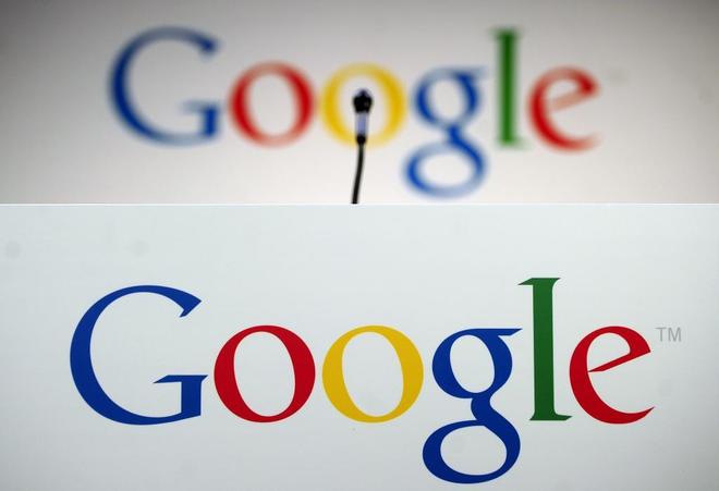 Un micrfono ante el logotipo de Google en la sede de la compaa...